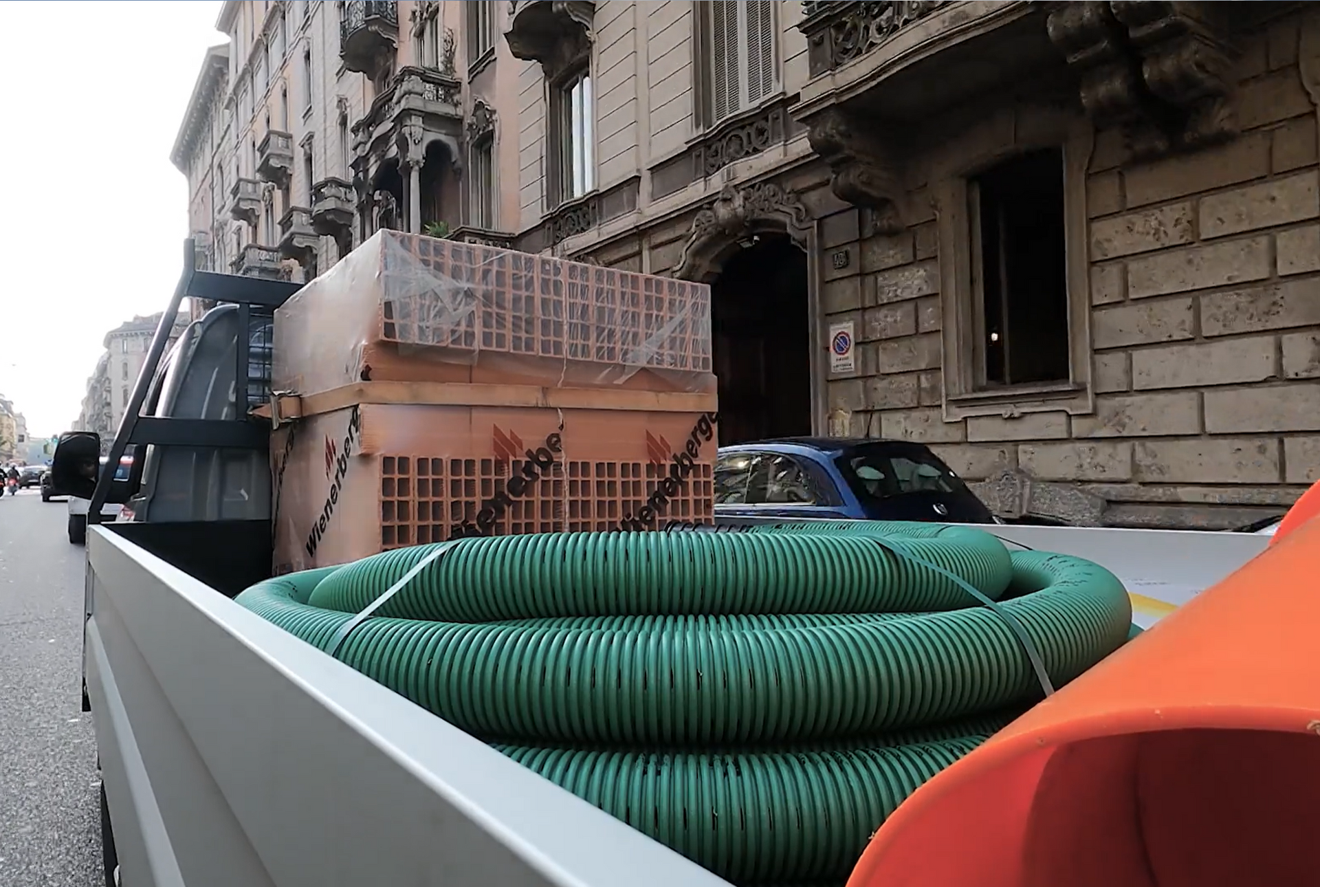 Un tubo verde è nel retro di un camion