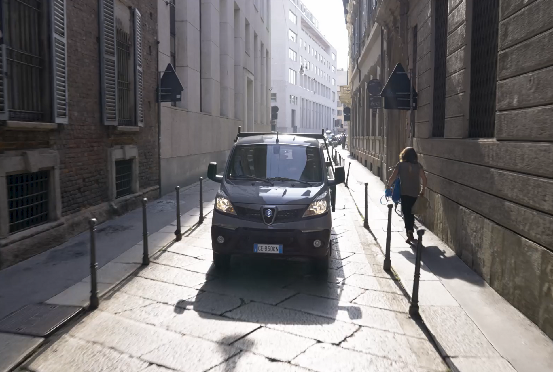 Un furgone è parcheggiato sul ciglio di una strada stretta