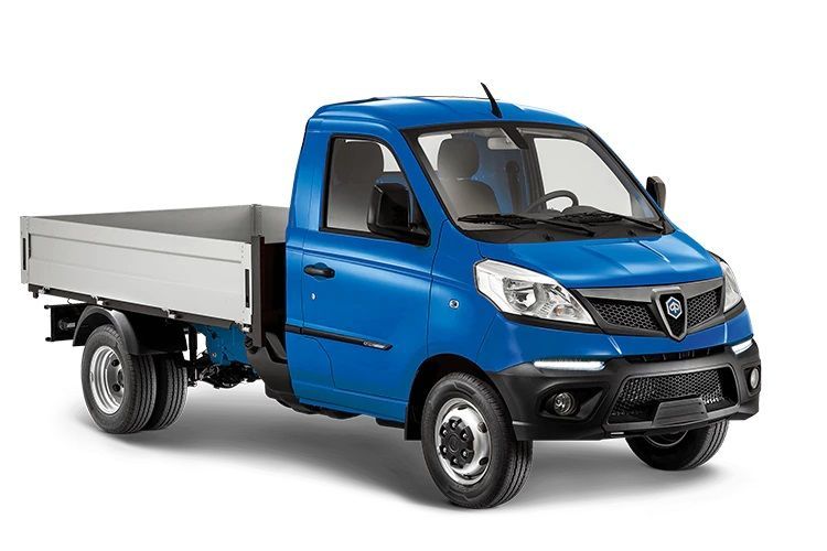 Un camion blu con un cassone argentato su uno sfondo bianco.