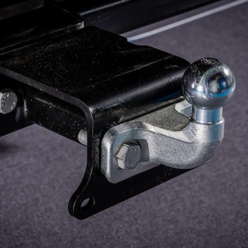 Primo piano del gancio di traino di un rimorchio.