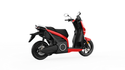 Uno scooter rosso e nero è parcheggiato su uno sfondo bianco.