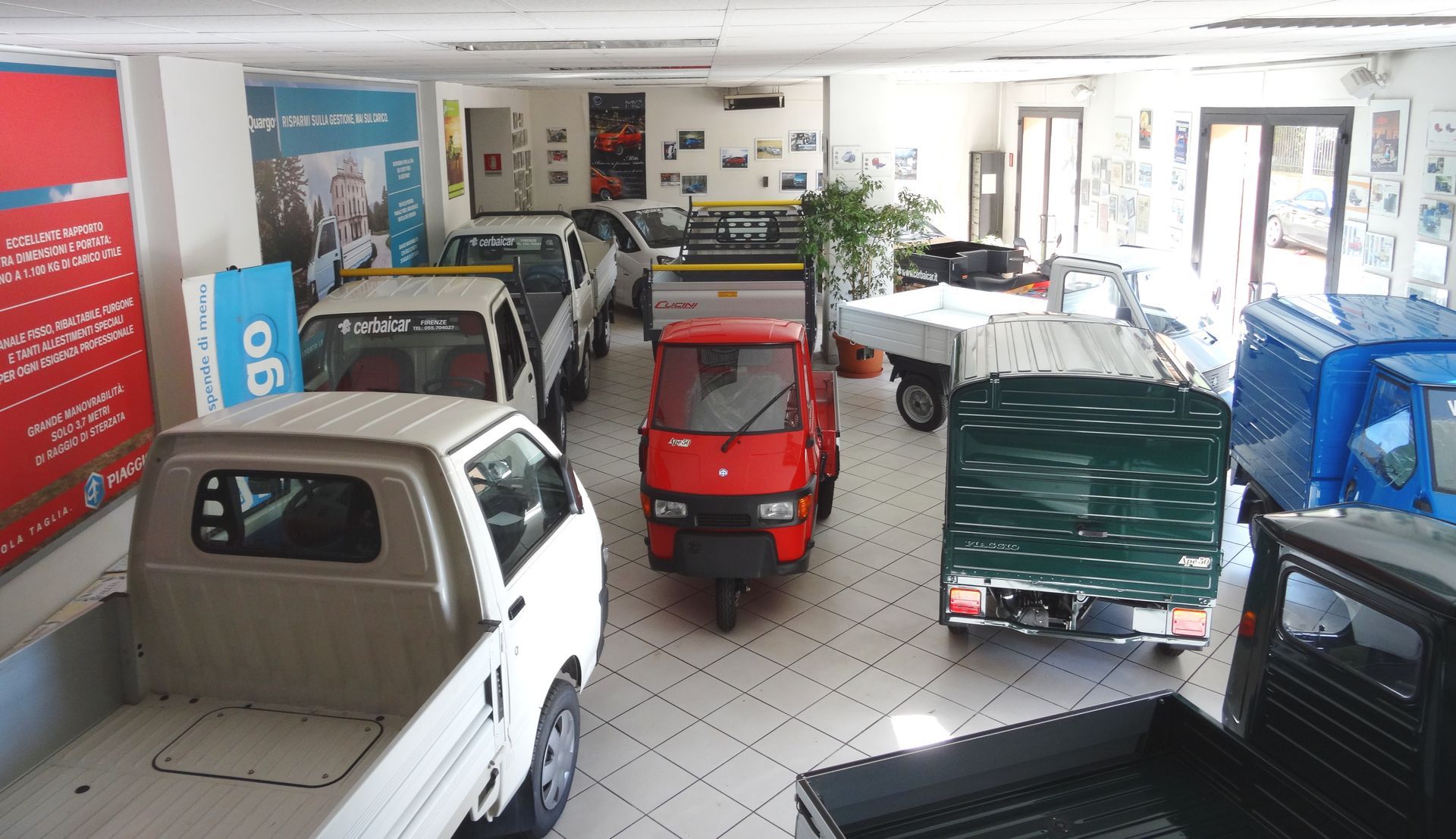Uno showroom pieno di una varietà di piccoli camion