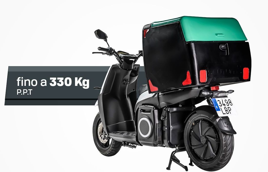 Uno scooter nero con una scatola verde sul retro è su uno sfondo bianco.