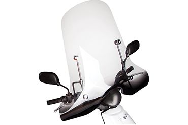 Uno scooter con parabrezza e specchietti.