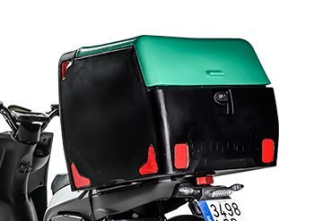 La parte posteriore di una motocicletta con una scatola verde sopra.
