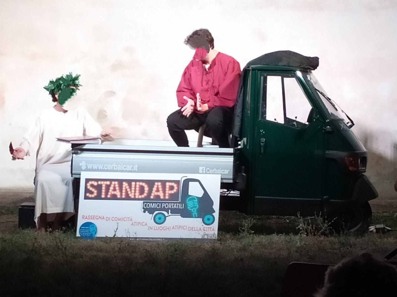 Un uomo è seduto sul retro di un veicolo in sosta