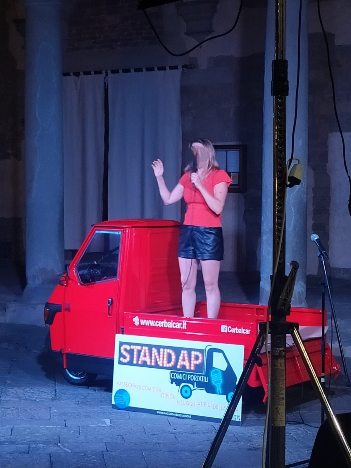 Una donna è in piedi sul retro di un camion rosso