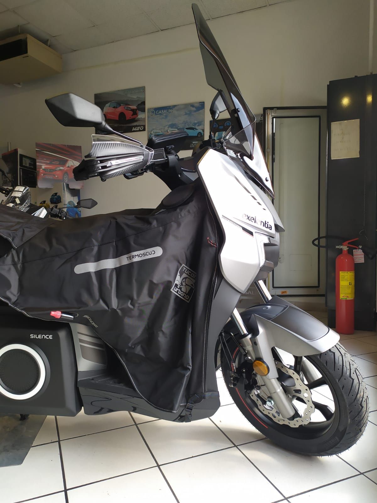 In una stanza è parcheggiato uno scooter con un telo.