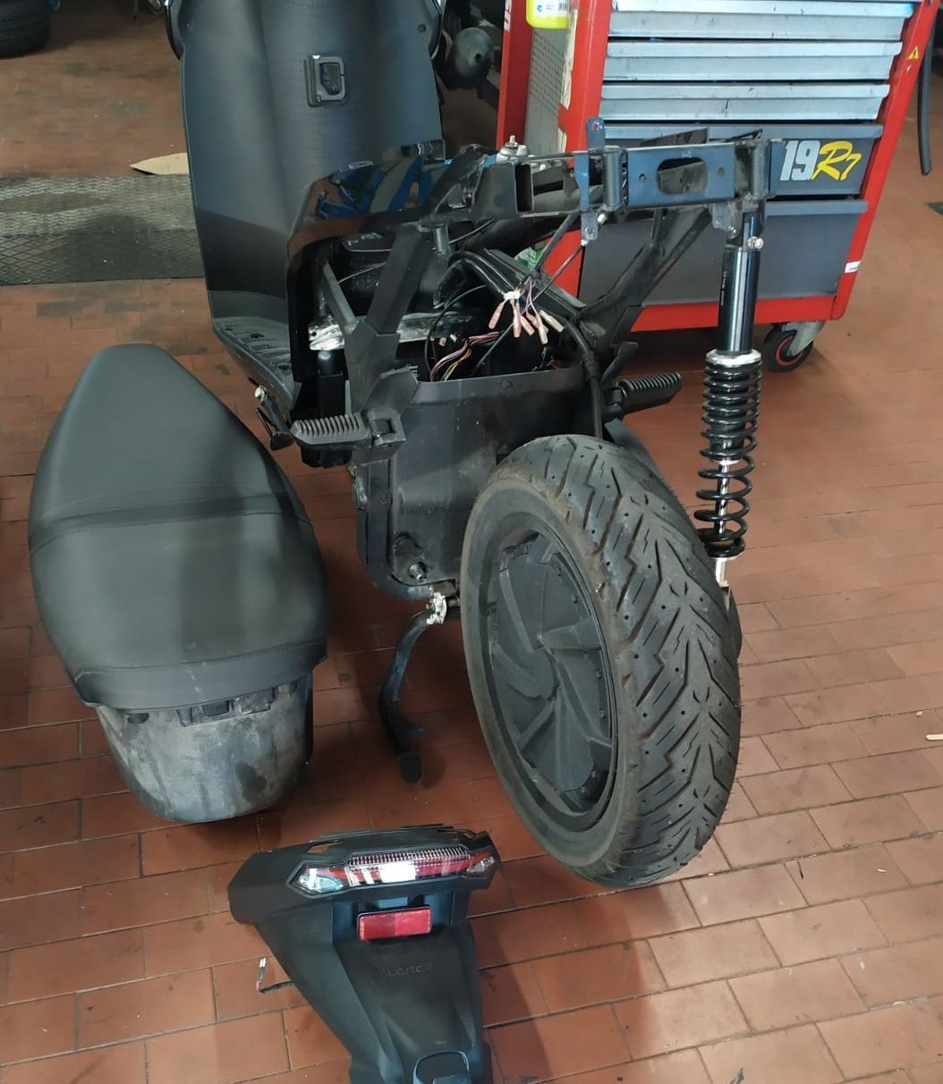 Una motocicletta che ha il numero 19