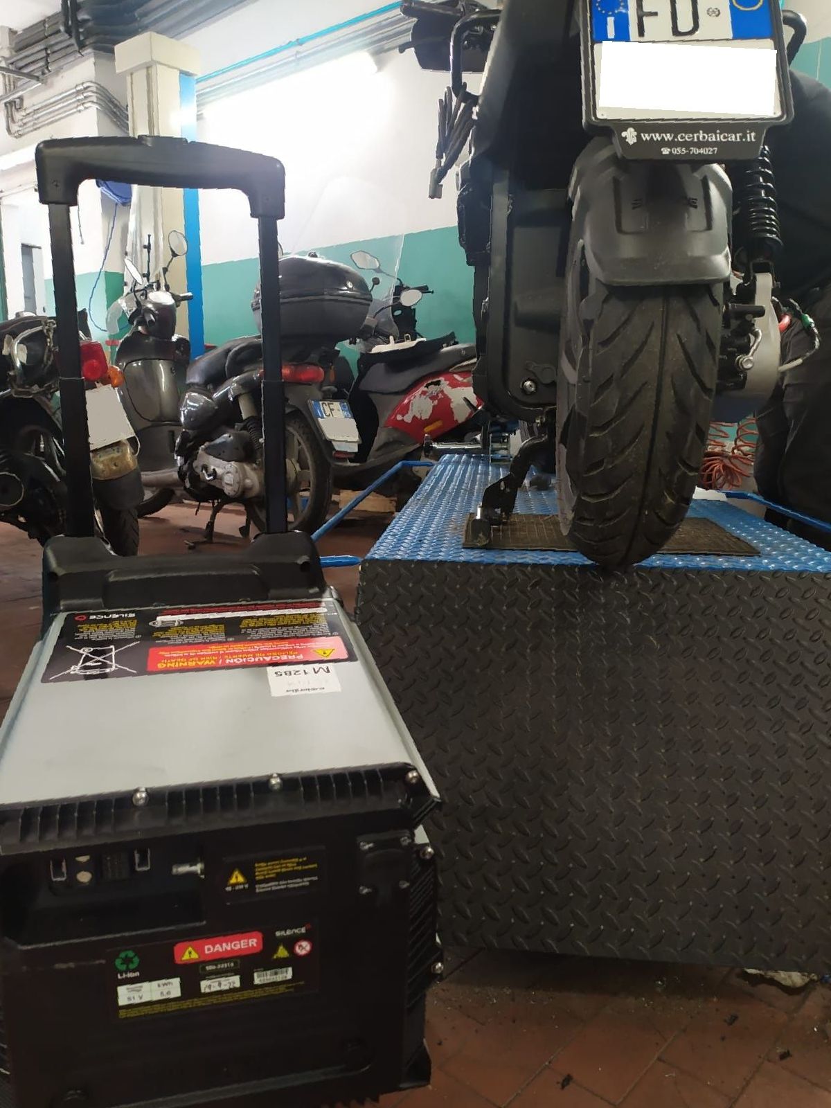 Una motocicletta con la targa che dice fu è parcheggiata in un garage.