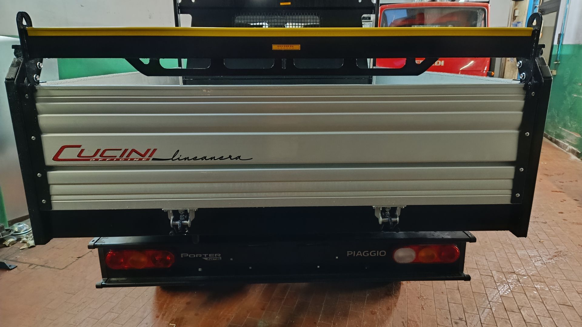 Il retro di un camion argentato con la parola cline sopra