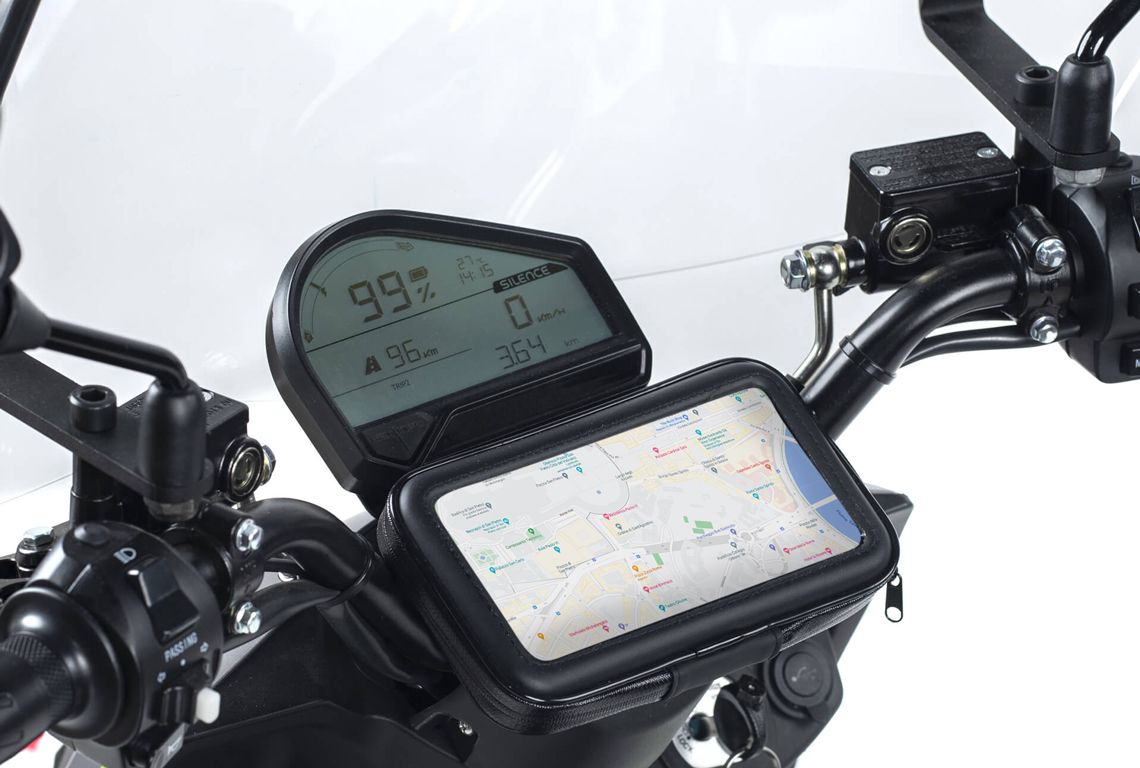 Un primo piano del cruscotto di una motocicletta con una mappa sopra