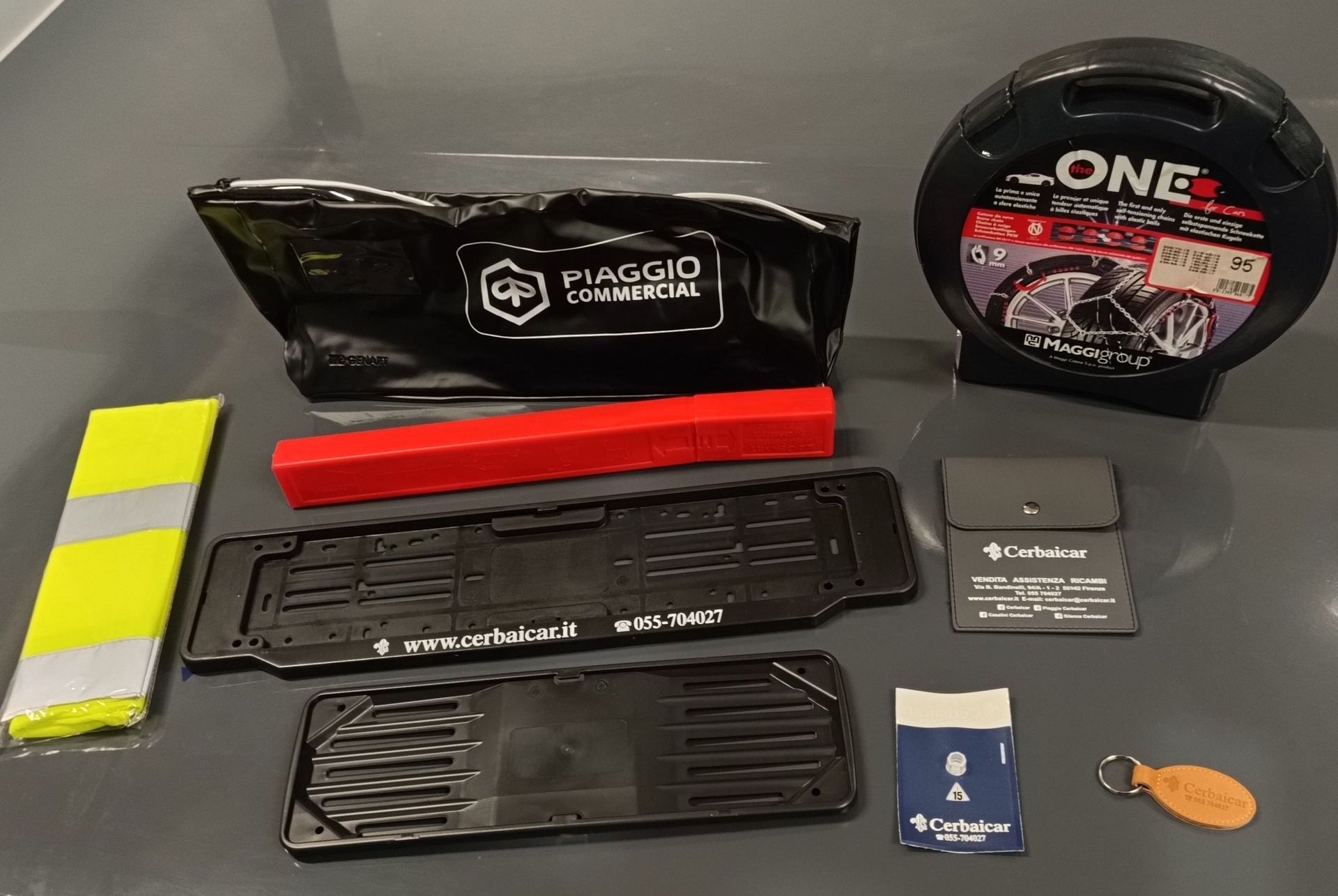 Un kit di sicurezza per motociclette è appoggiato su un tavolo.