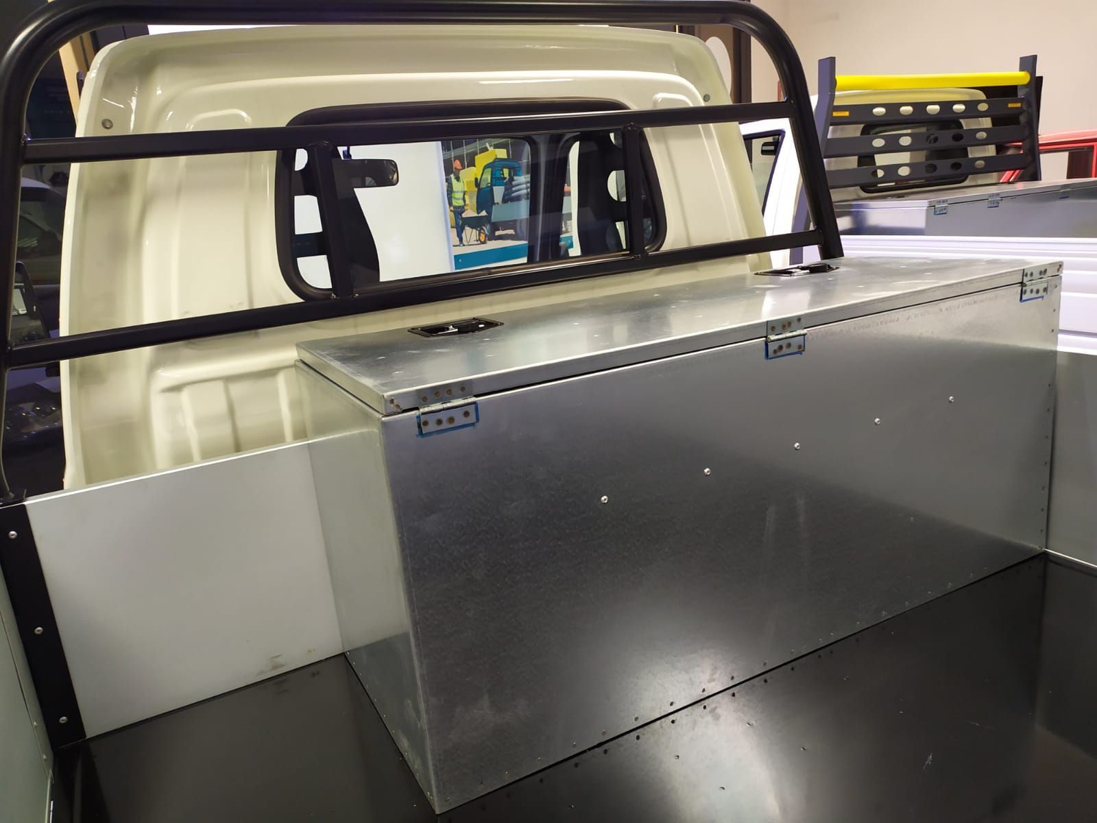 Una scatola di metallo si trova nel retro di un camion.