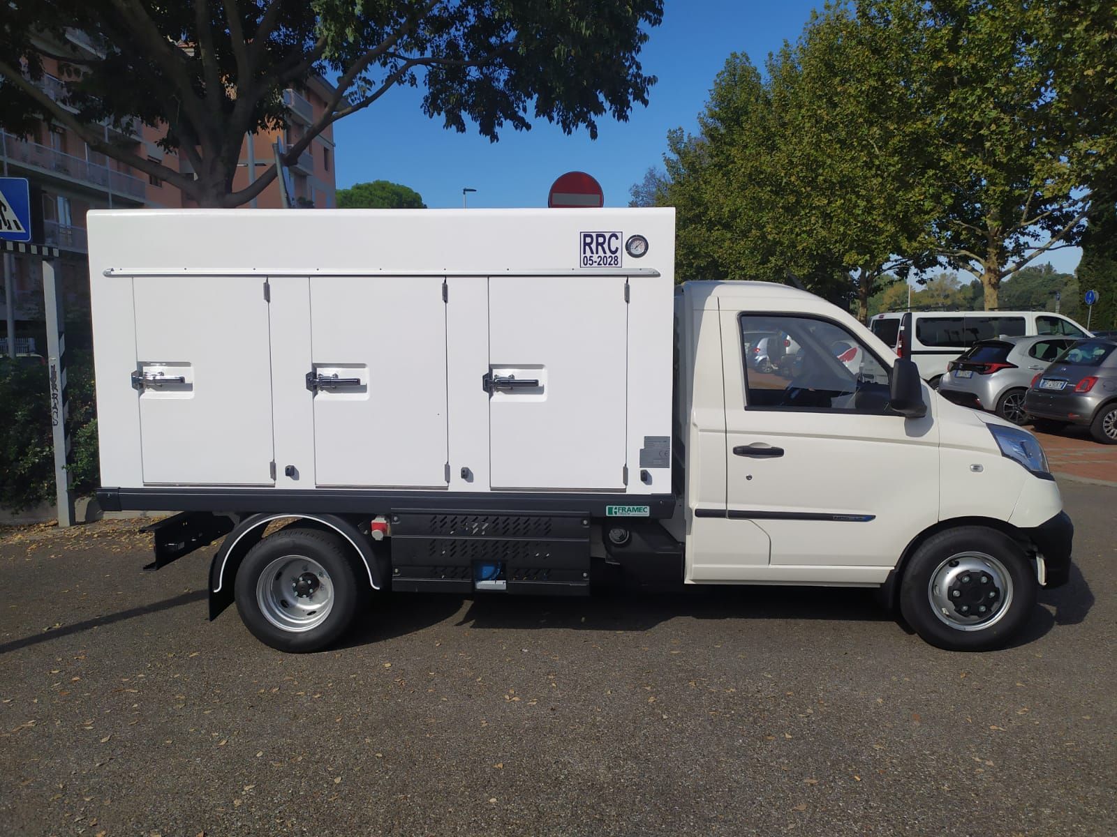 Un camion bianco è parcheggiato in un parcheggio
