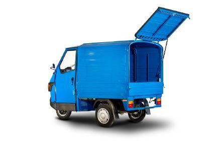 Un furgone blu con il coperchio aperto su uno sfondo bianco.