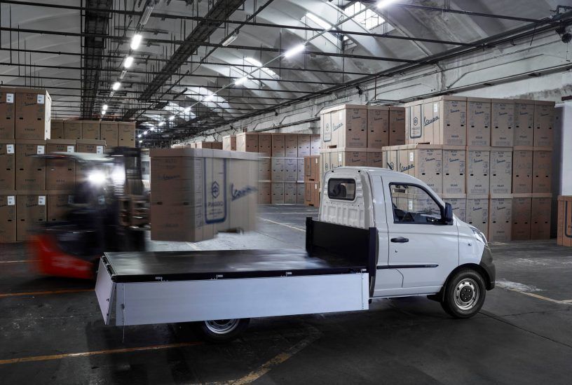 Un carrello elevatore sta caricando delle scatole su un camion in un magazzino.