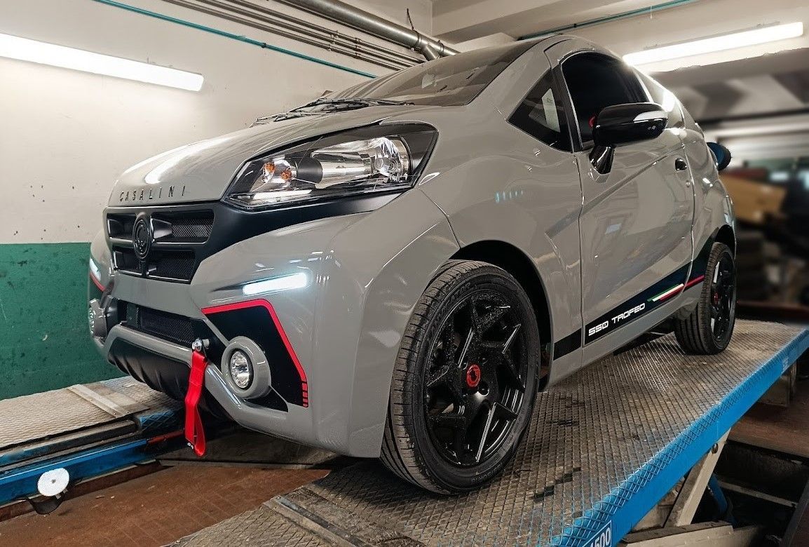 Un'auto è parcheggiata sopra un carro attrezzi in un garage.