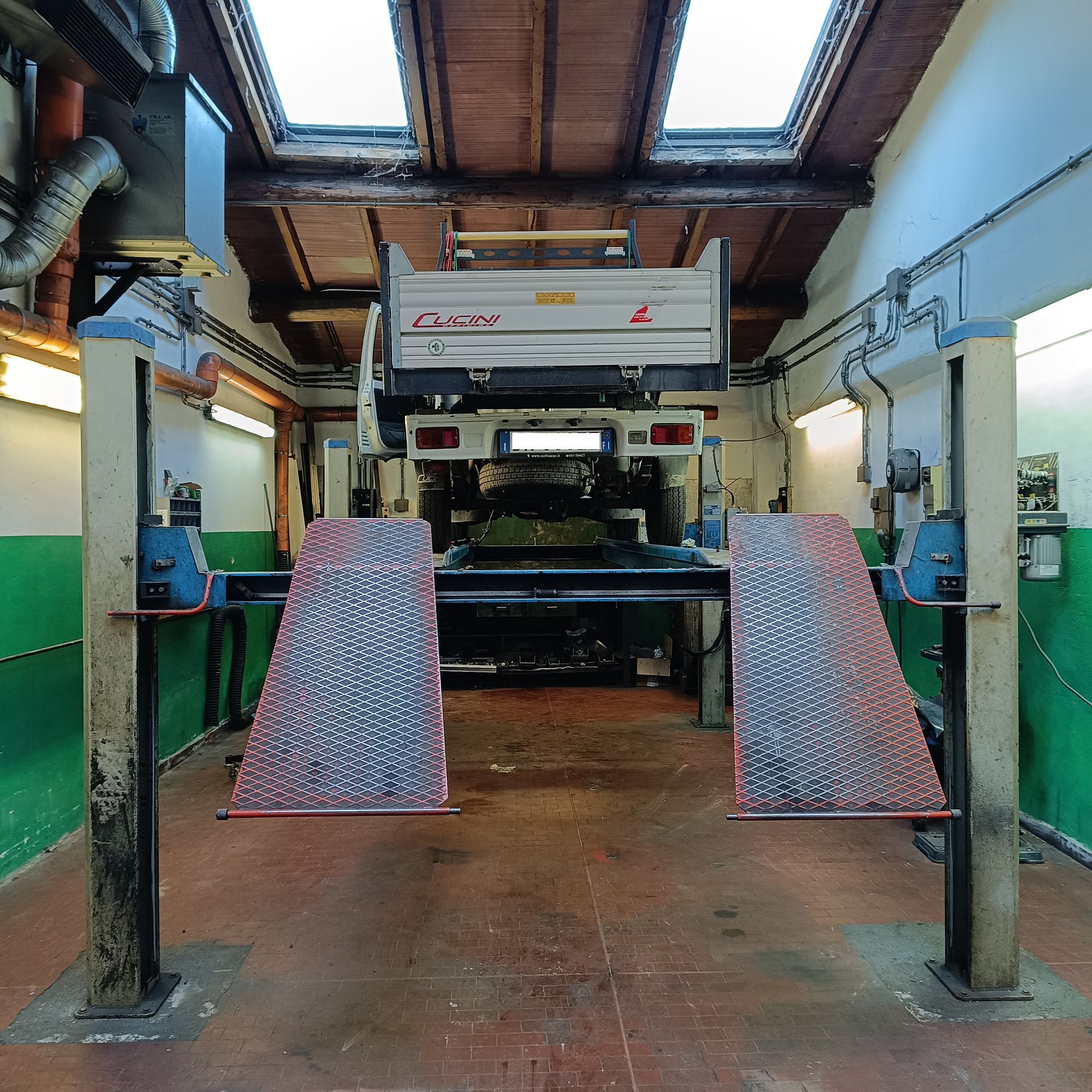 Un camion è parcheggiato su un sollevatore in un garage