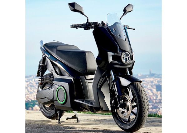 Uno scooter elettrico nero è parcheggiato sul ciglio della strada.