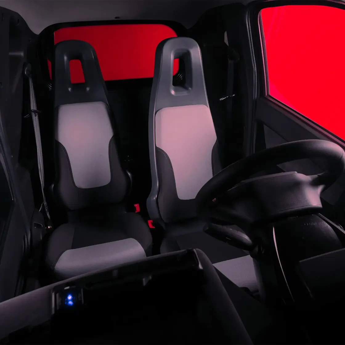 L'interno di un'auto con due sedili e un volante