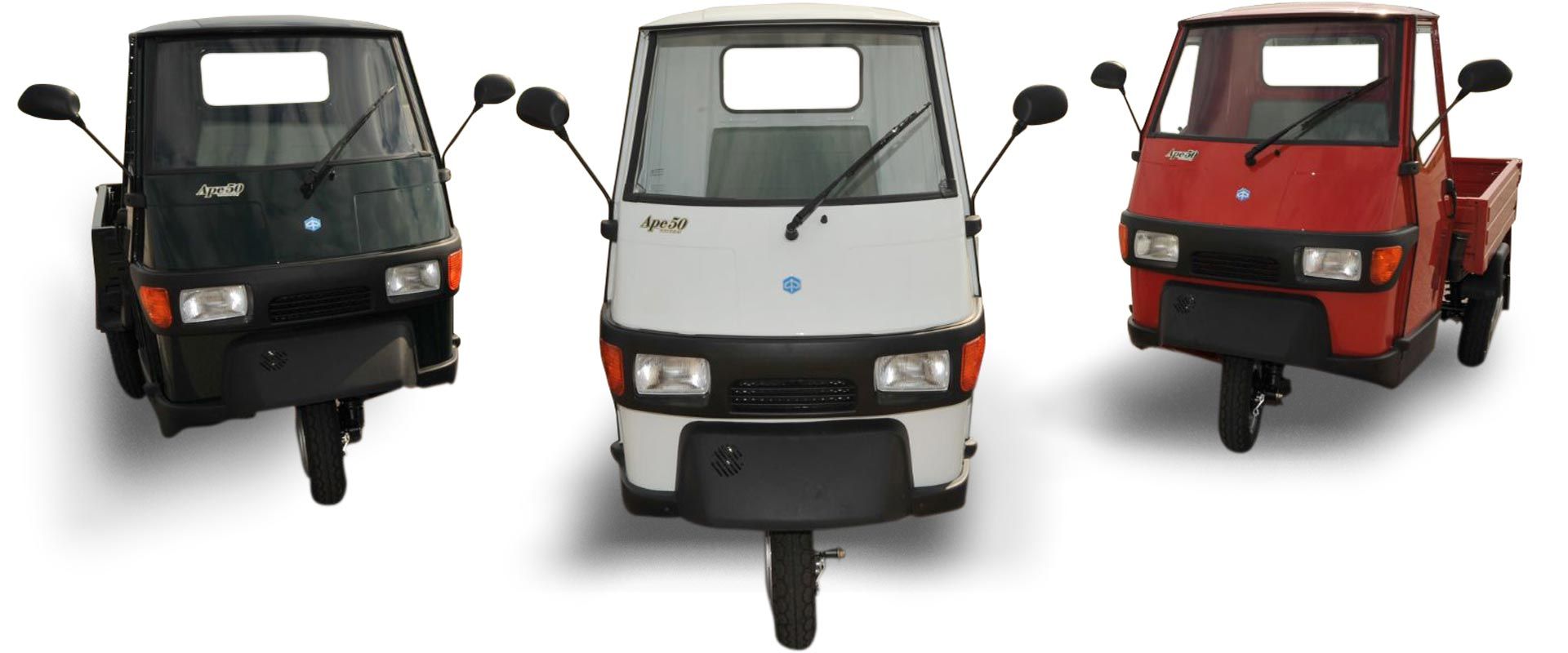 Tre veicoli a tre ruote sono allineati in fila su uno sfondo bianco.