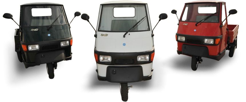Tre veicoli a tre ruote sono allineati in fila su uno sfondo bianco.