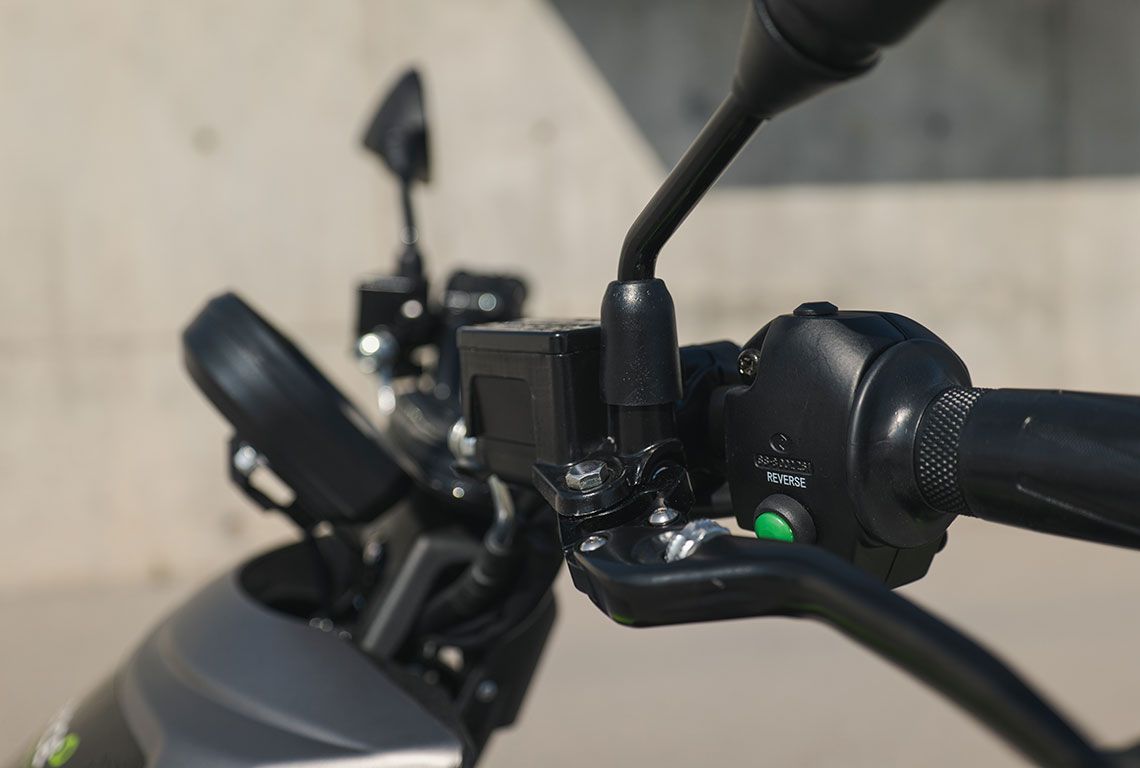 Un primo piano del manubrio e dei comandi di una motocicletta.