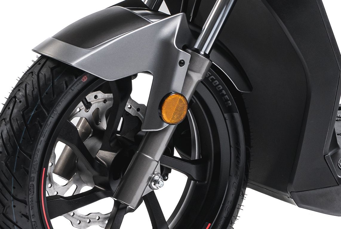 Un primo piano della ruota anteriore di una motocicletta