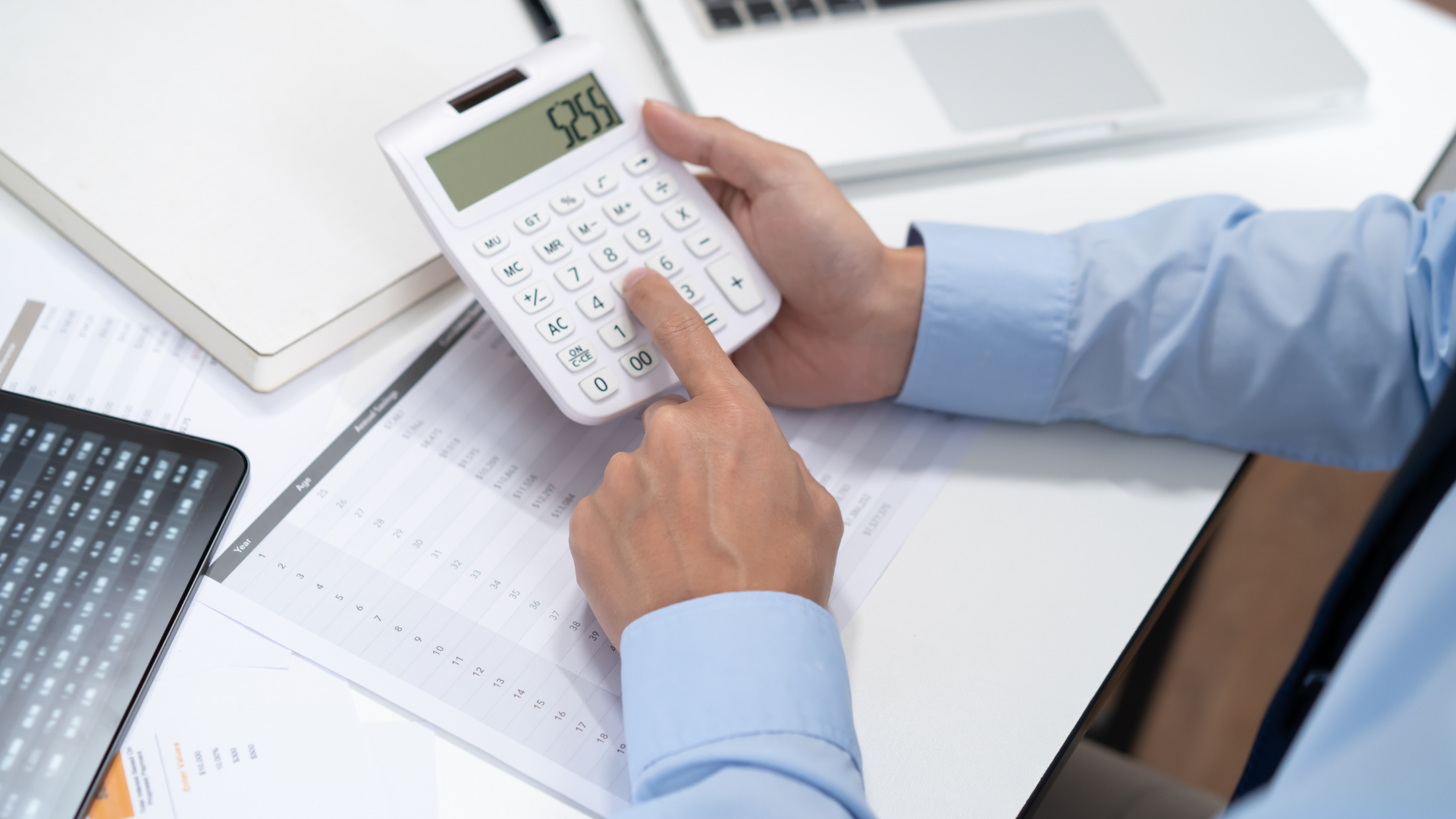 Un homme donne un trousseau de clés à une femme