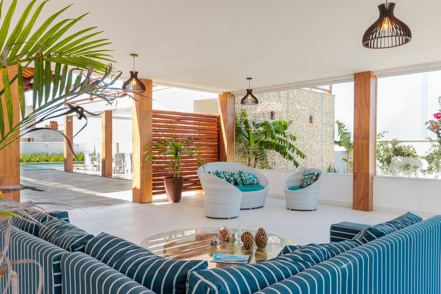 Uma sala de estar com um sofá, cadeiras e uma mesa.