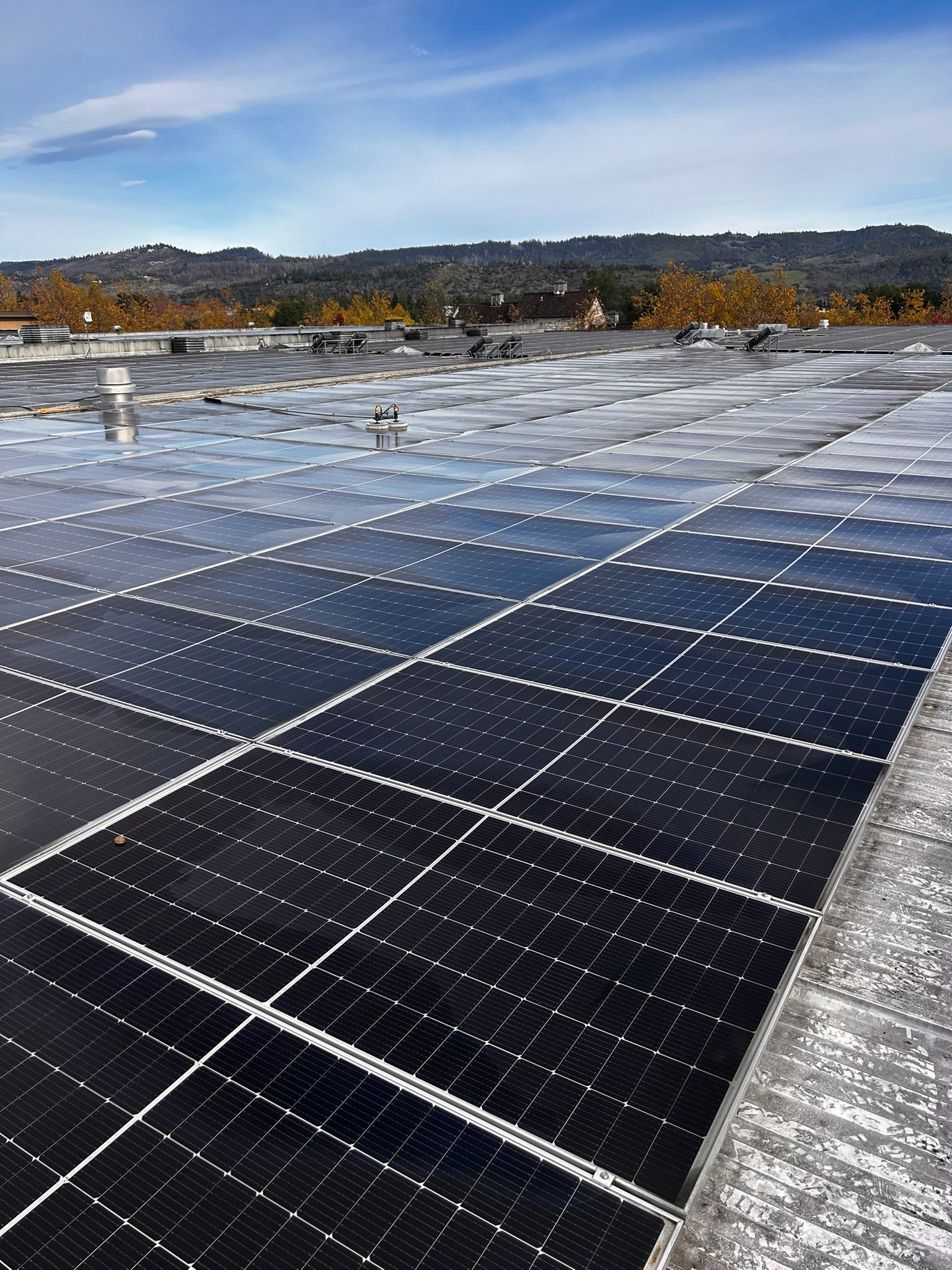 A wooden fence is sitting in the middle of a grassy field.