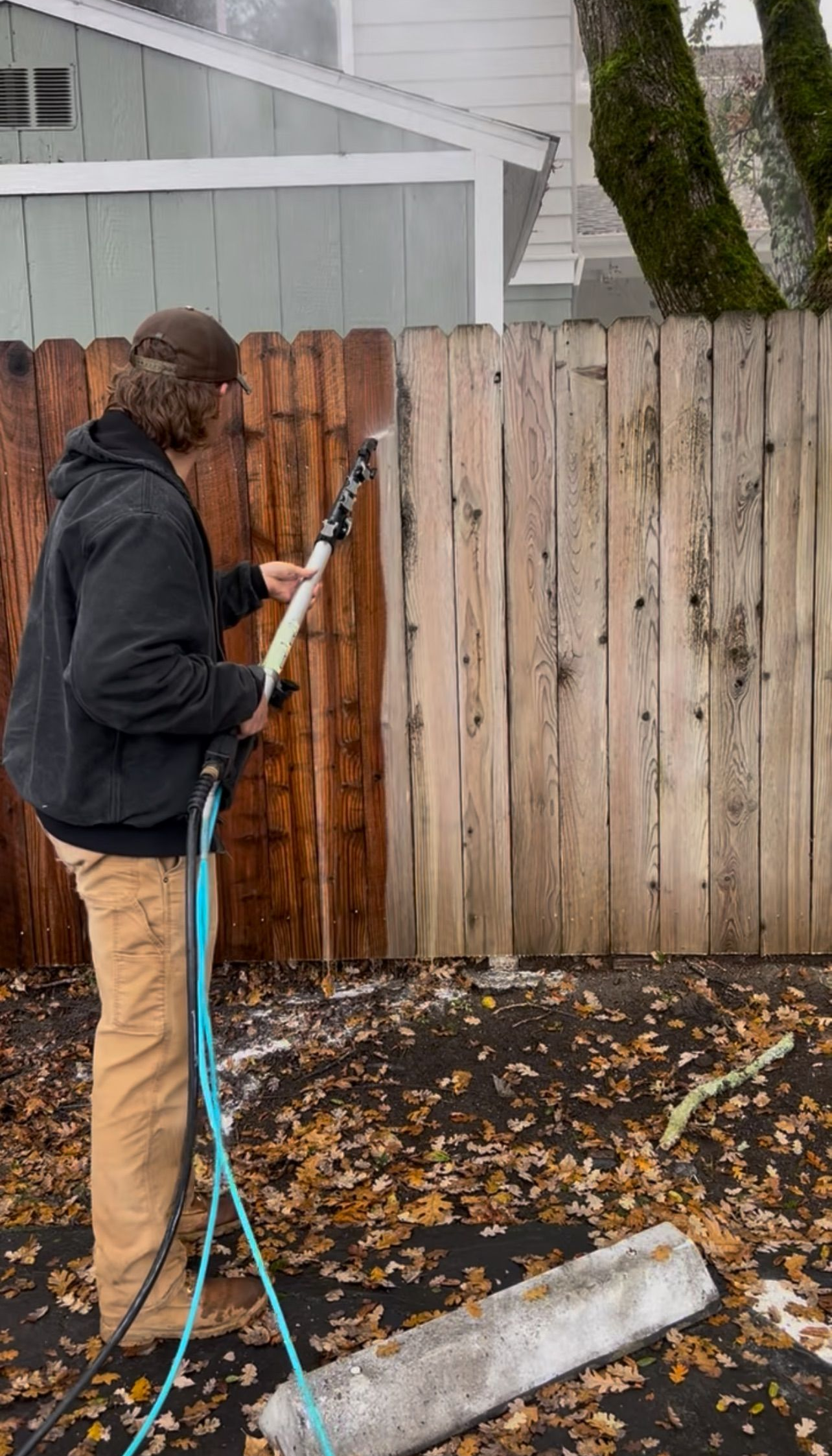 A wooden fence is sitting in the middle of a grassy field.