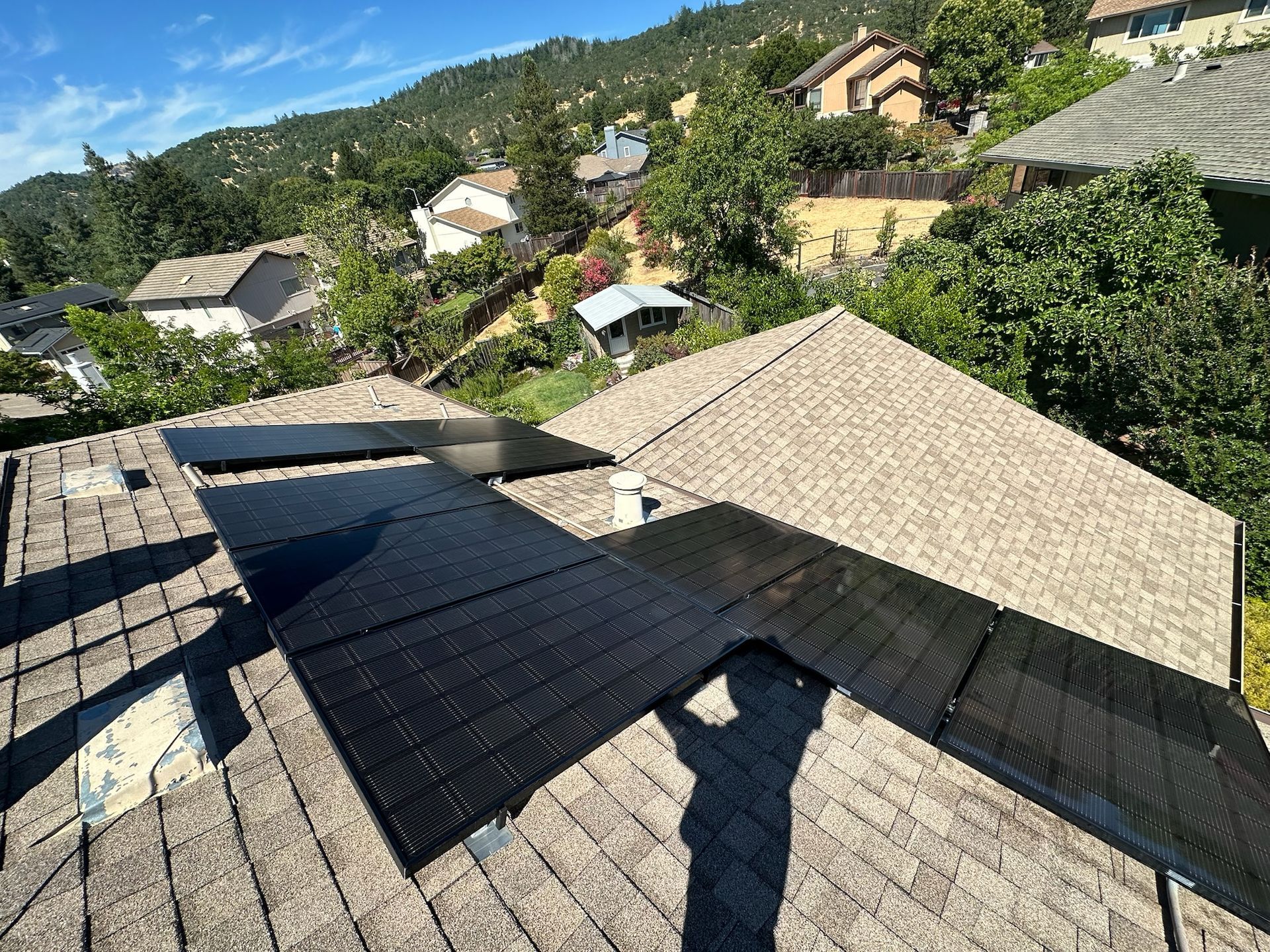A wooden fence is sitting in the middle of a grassy field.