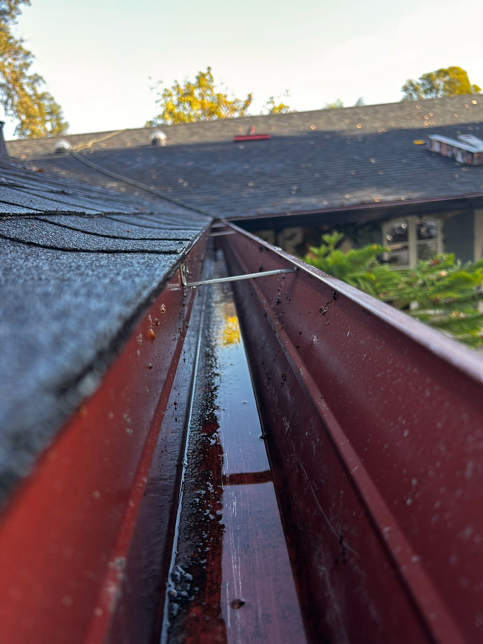 A wooden fence is sitting in the middle of a grassy field.