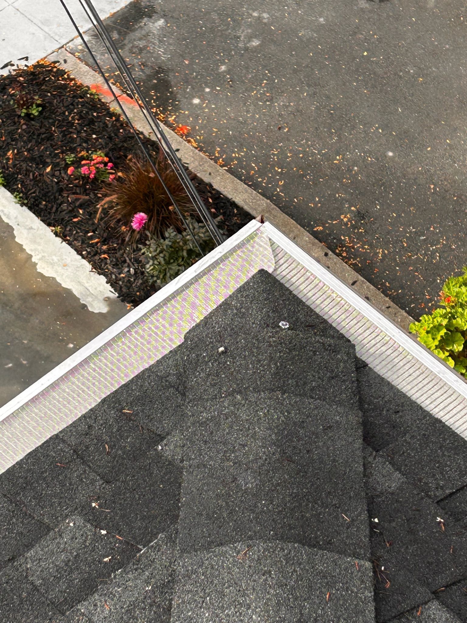 A wooden fence is sitting in the middle of a grassy field.