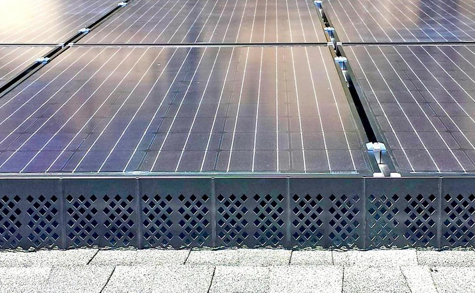 A wooden fence is sitting in the middle of a grassy field.
