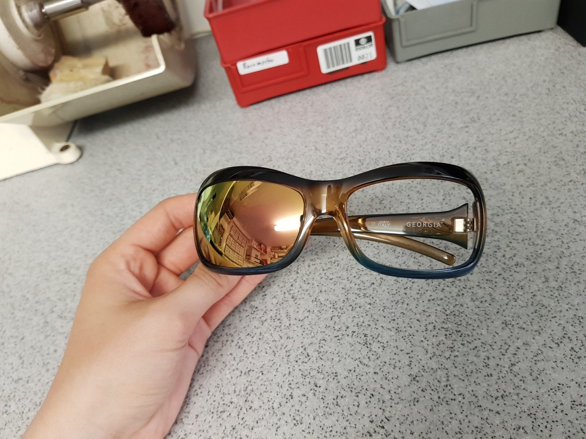 Sportbrille mit stark gewölbten Gläsern auf einem Tisch.