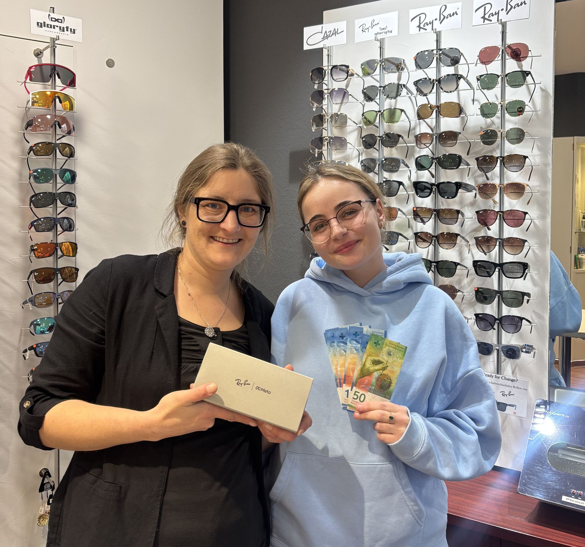 Eine Frau hält einen Geldfächer vor einer Brillenwand.
Unser glücklicher Gewinner
2023 
des Social Media-Gewinnspiel 2025 beim Optiker
