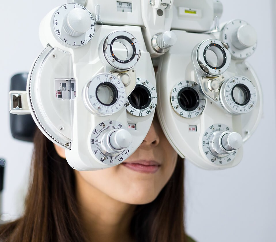 Eine Frau wird mit einer Maschine beim Augenarzt untersucht