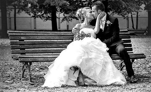foto in bianco e nero di neo sposi