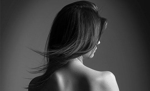 foto di donna con capelli lisci girata di schiena