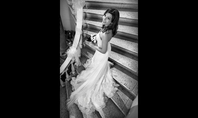 foto in bianco e nero di donna su scalinata prima del matrimonio