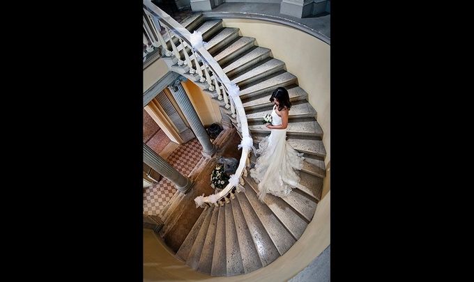 foto di donna su scalinata prima del matrimonio