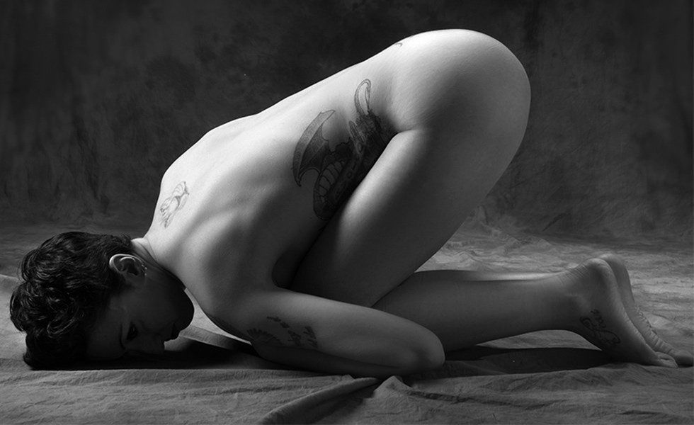 foto di nudo femminile con donna tatuata