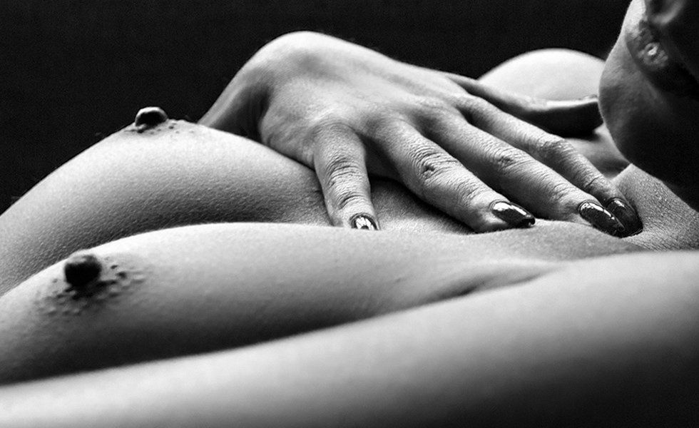 foto di donna nuda con mani sul petto