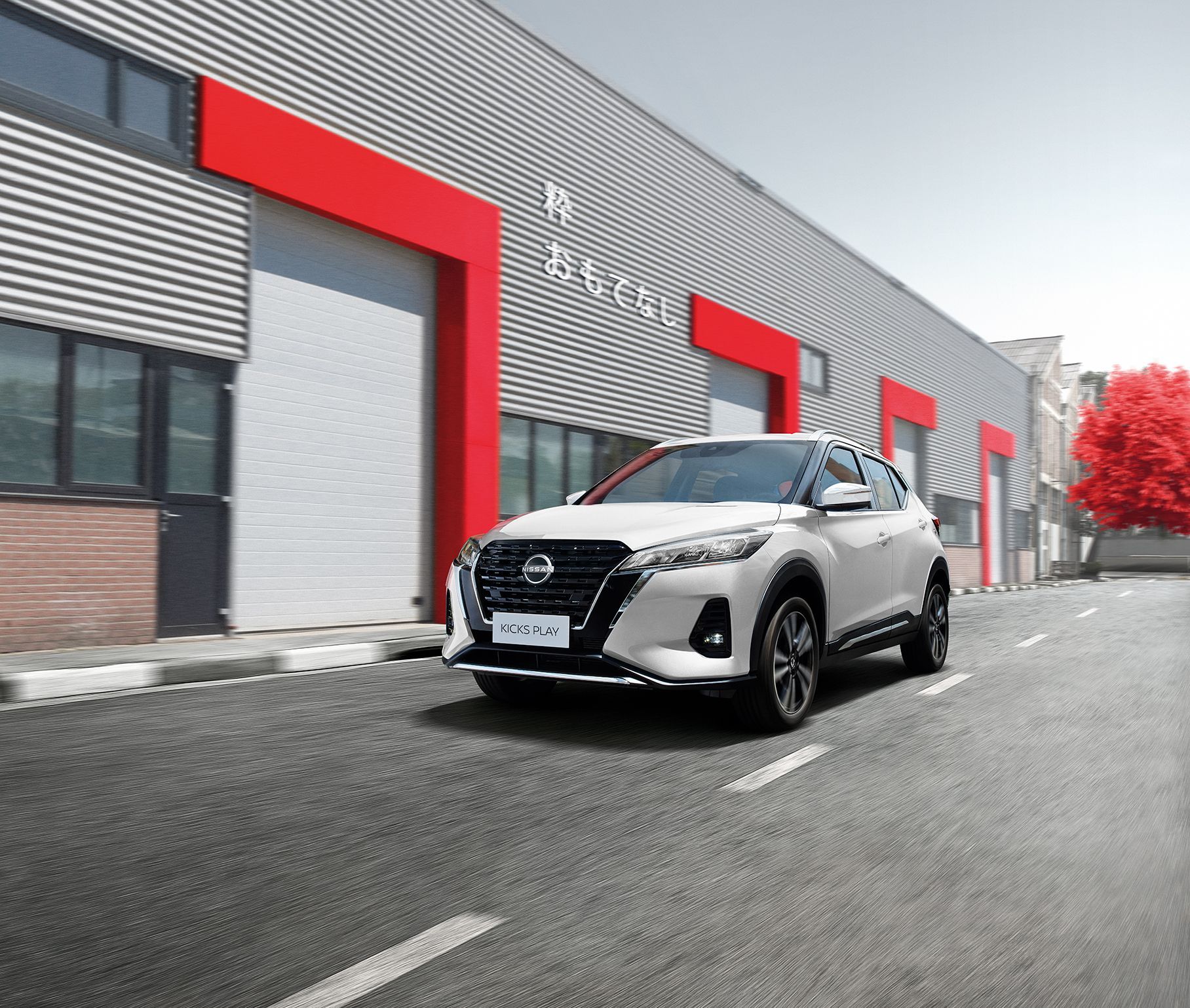 Uma caminhonete Nissan azul está dirigindo por uma estrada.