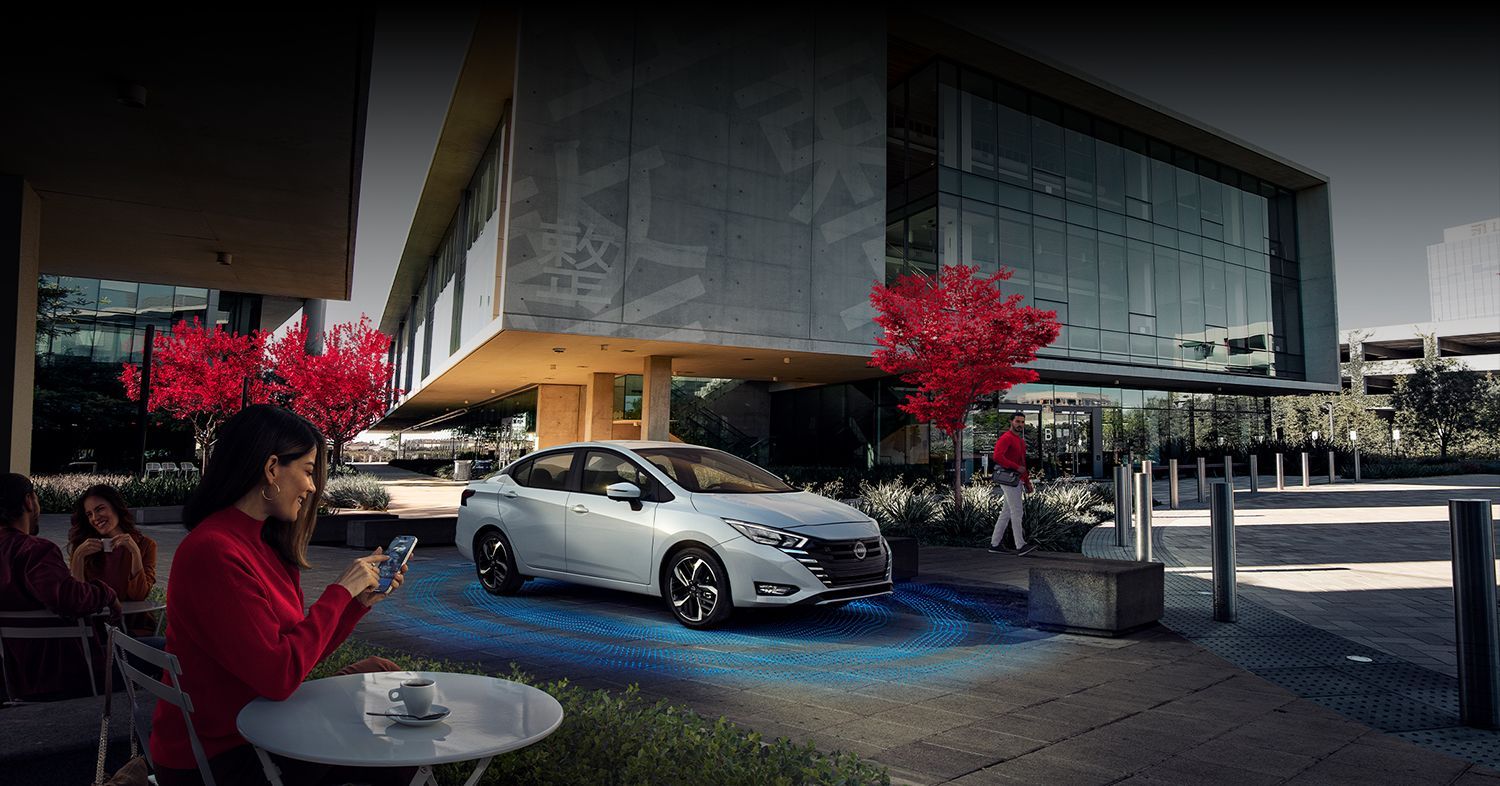 Uma caminhonete Nissan azul está dirigindo por uma estrada.