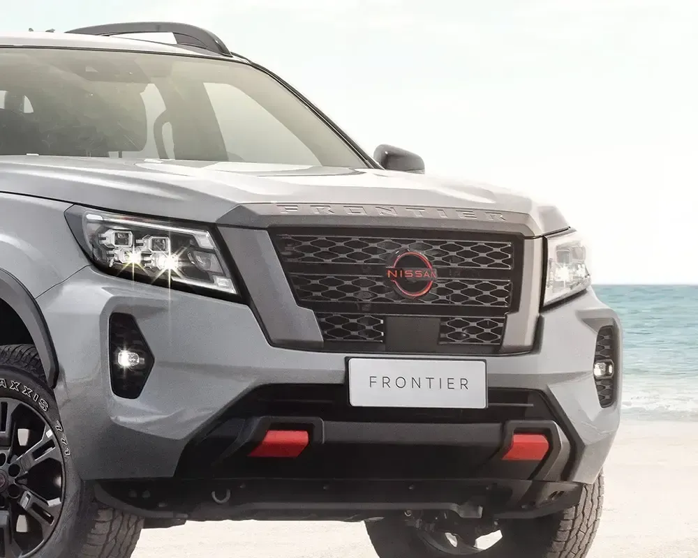 Uma família está sentada no banco de trás de uma van.