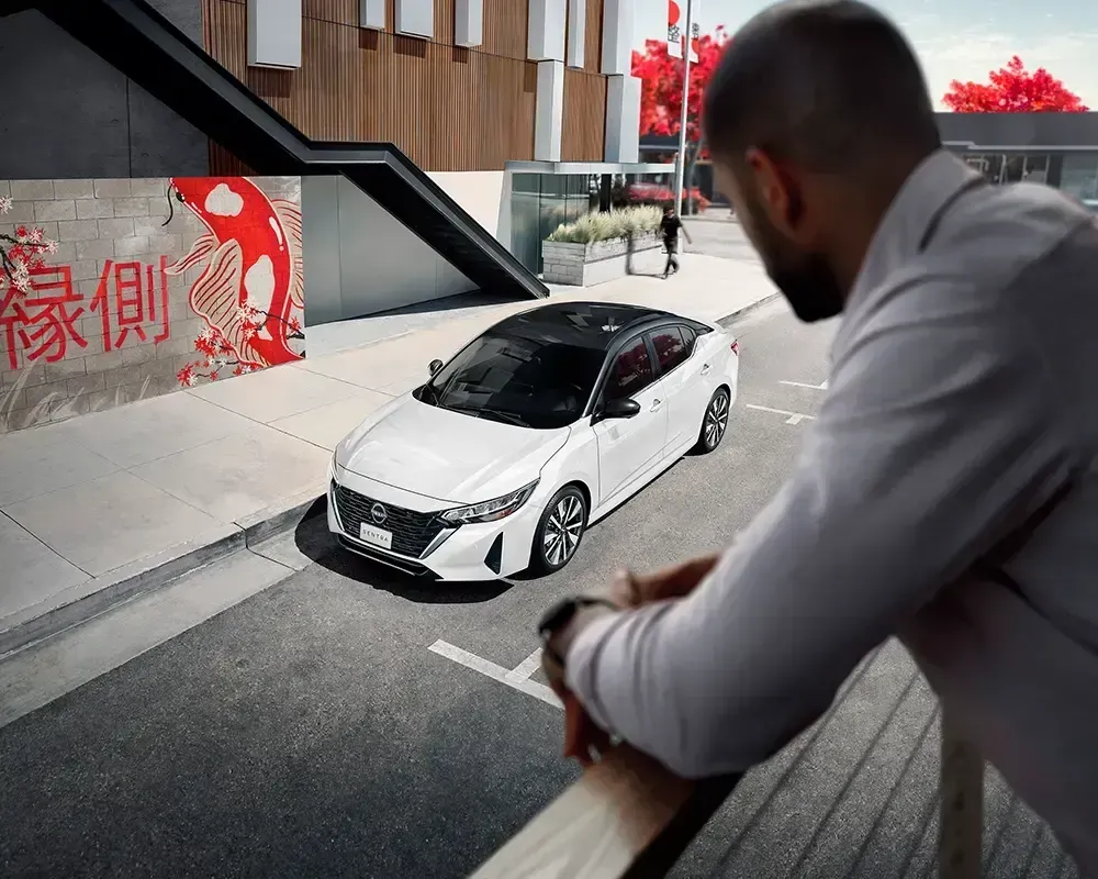 Uma família está sentada no banco de trás de uma van.